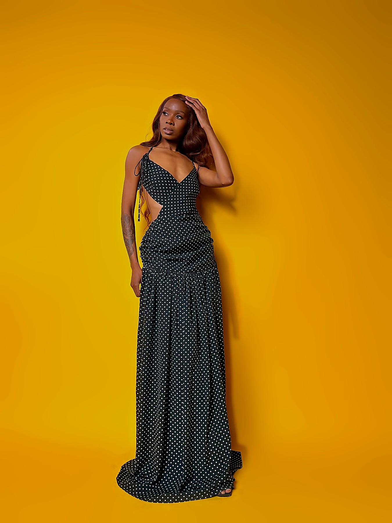Waist cut-out and ruched skirt of the polka dot chiffon maxi